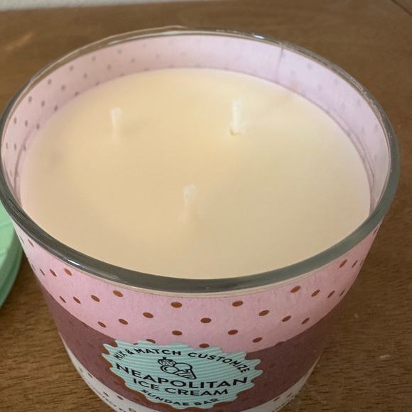 Bath & Body Works NEAPOLITAN ICE CREAM 3 wick candle NEW - Picture 2 of 3